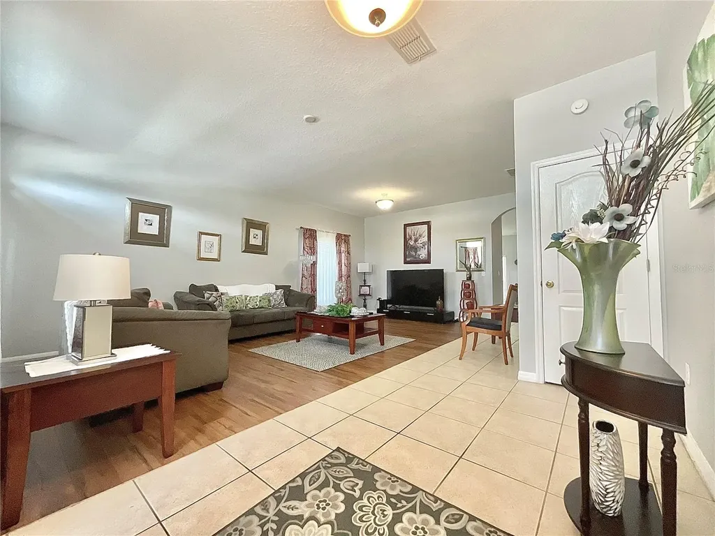 907 Hacienda Circle Kissimmee FL 34741