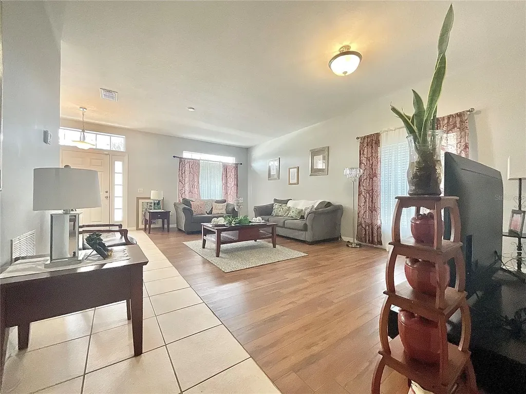 907 Hacienda Circle Kissimmee FL 34741