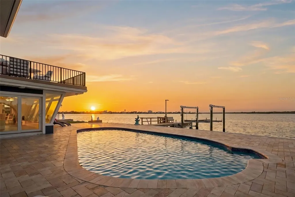 16123 6th Street E Redington Beach FL 33708