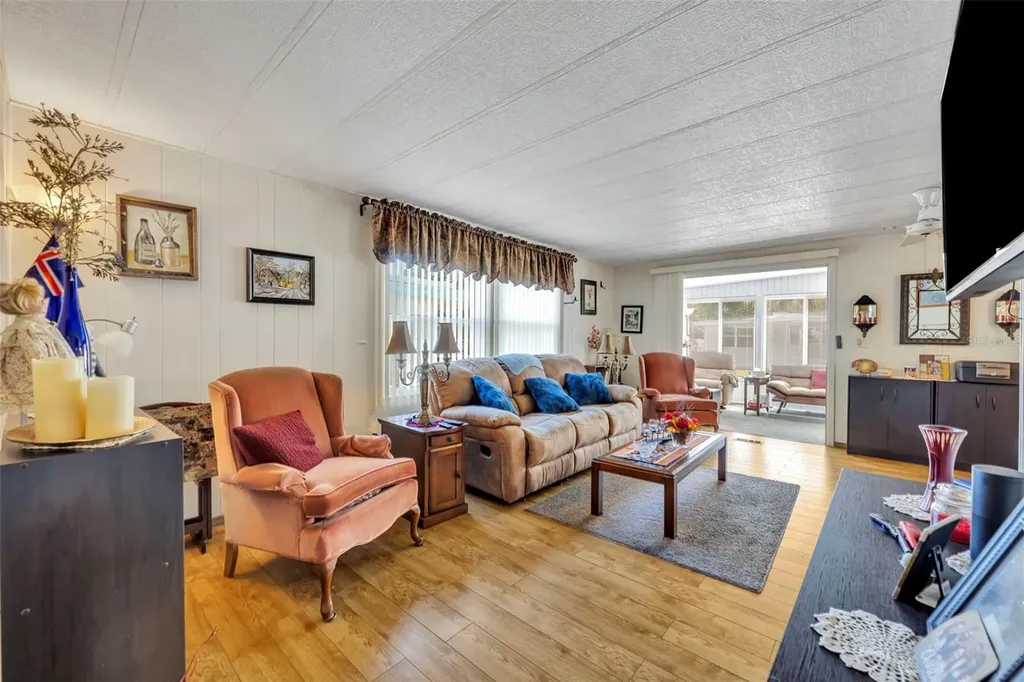223 Paradise S Leesburg FL 34788