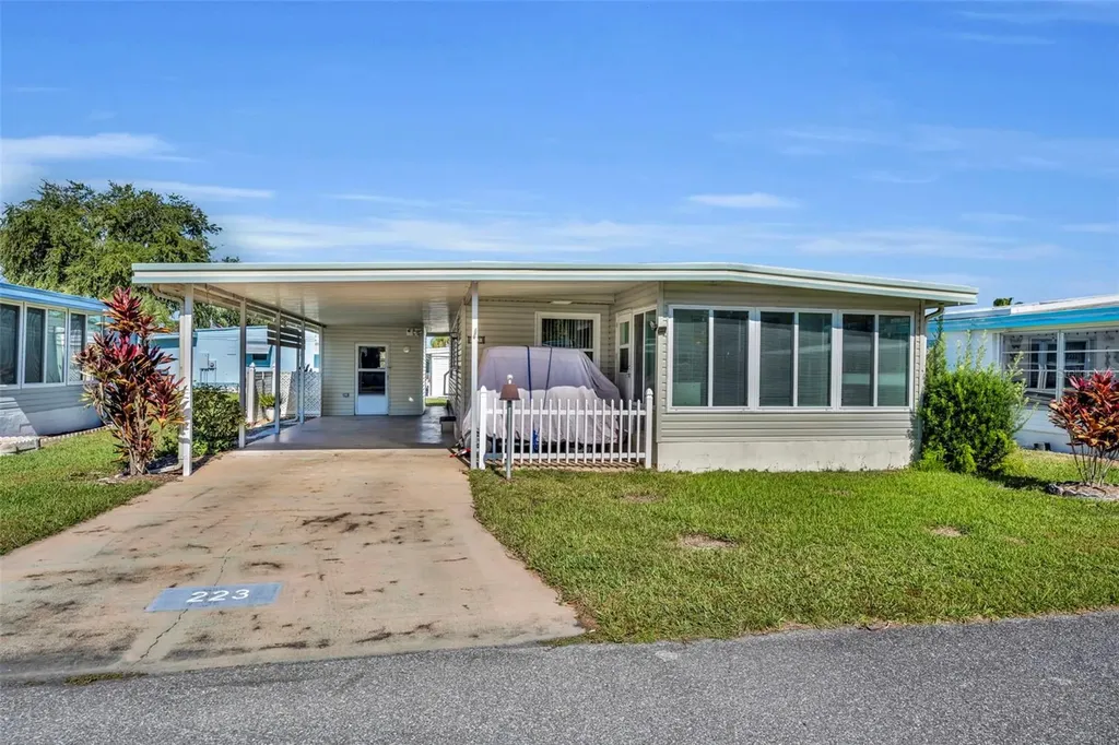 223 Paradise S Leesburg FL 34788