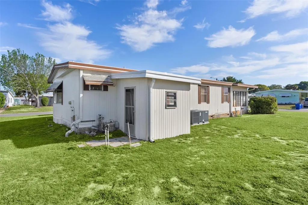 1227 Nassau Circle Tavares FL 32778