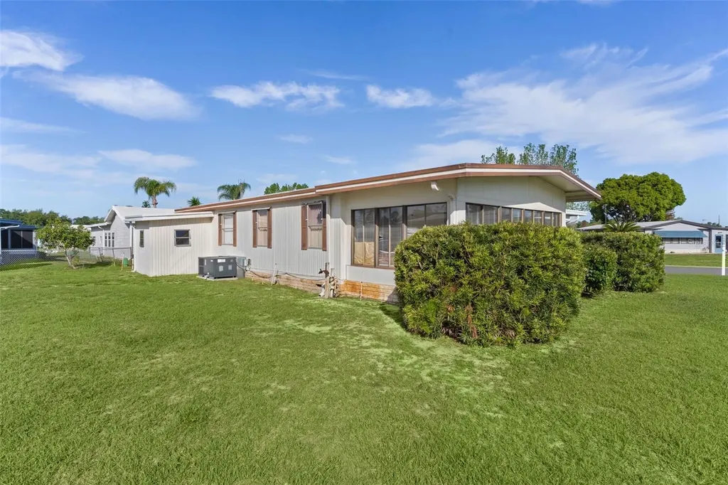 1227 Nassau Circle Tavares FL 32778