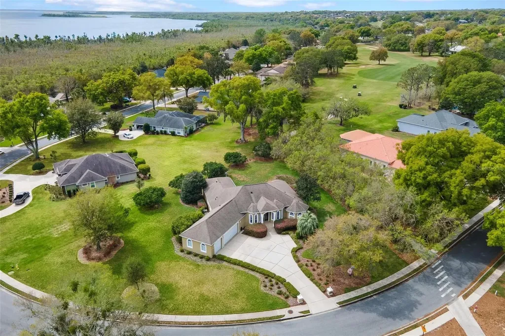 6053 Spinnaker Loop Lady Lake FL 32159