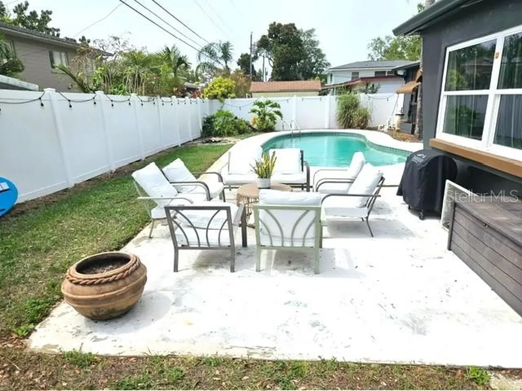 13472 Bellewood Avenue Seminole FL 33776