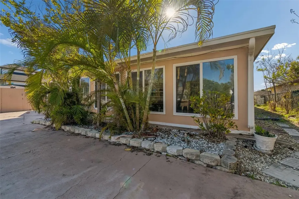 9900 Island Harbor Drive Port Richey FL 34668