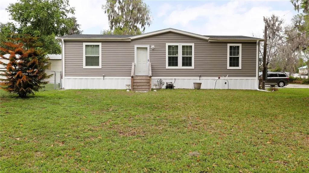 1912 Cr 439c Lake Panasoffkee FL 33538