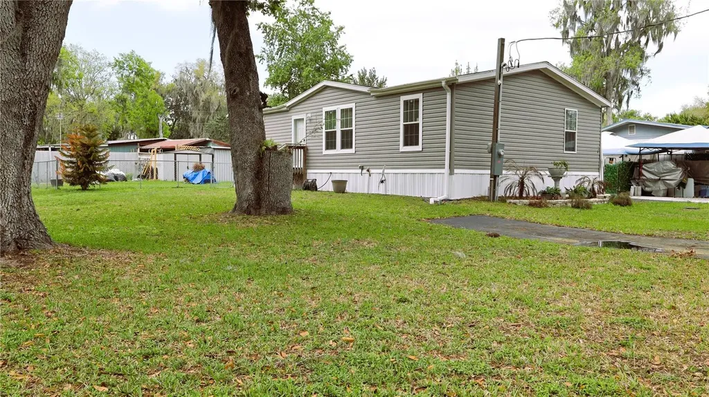 1912 Cr 439c Lake Panasoffkee FL 33538