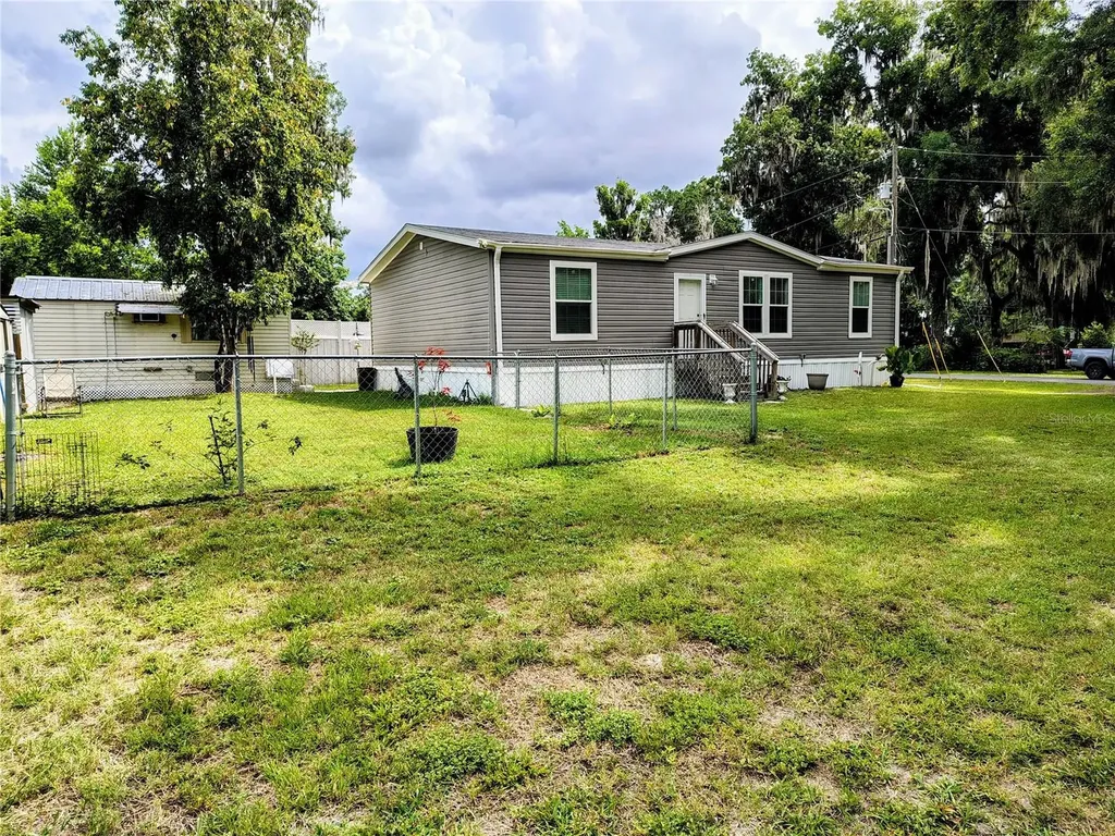 1912 Cr 439c Lake Panasoffkee FL 33538