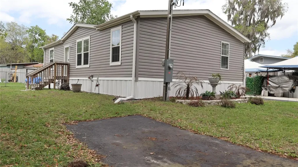 1912 Cr 439c Lake Panasoffkee FL 33538