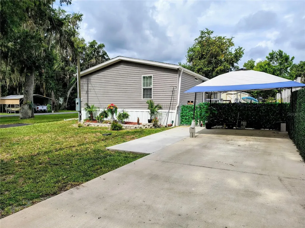 1912 Cr 439c Lake Panasoffkee FL 33538