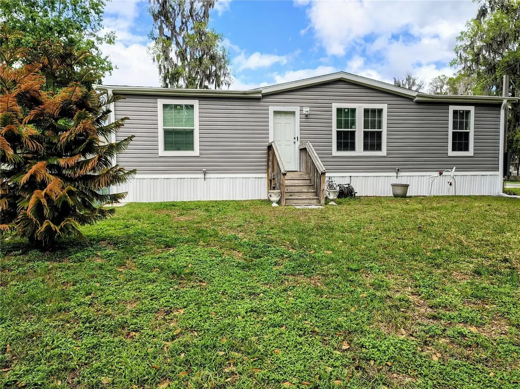 1912 Cr 439c Lake Panasoffkee FL 33538