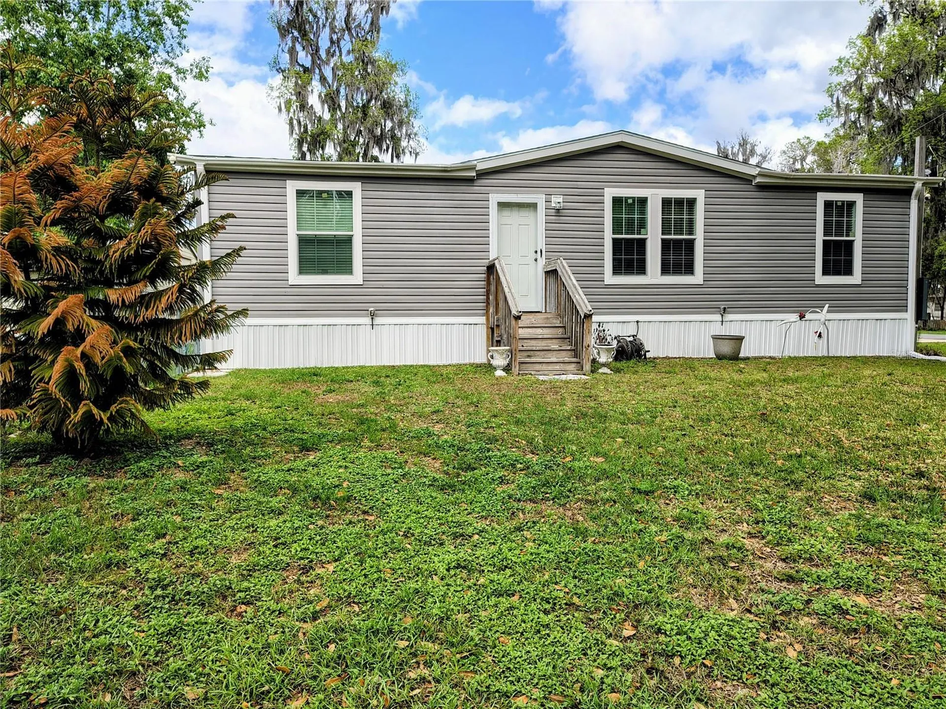 1912 Cr 439c Lake Panasoffkee FL 33538