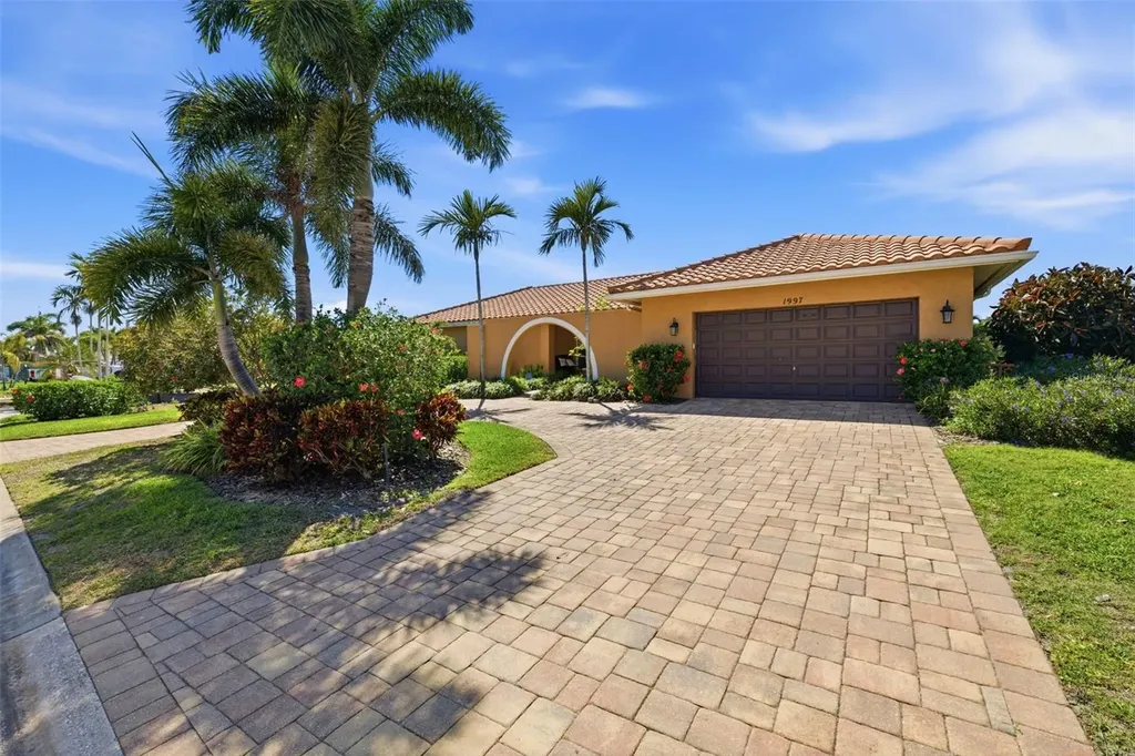 1997 Hawaii Avenue NE St Petersburg FL 33703