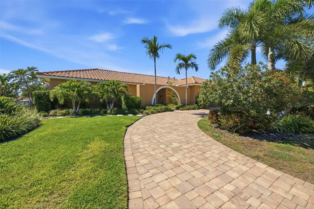 1997 Hawaii Avenue NE St Petersburg FL 33703