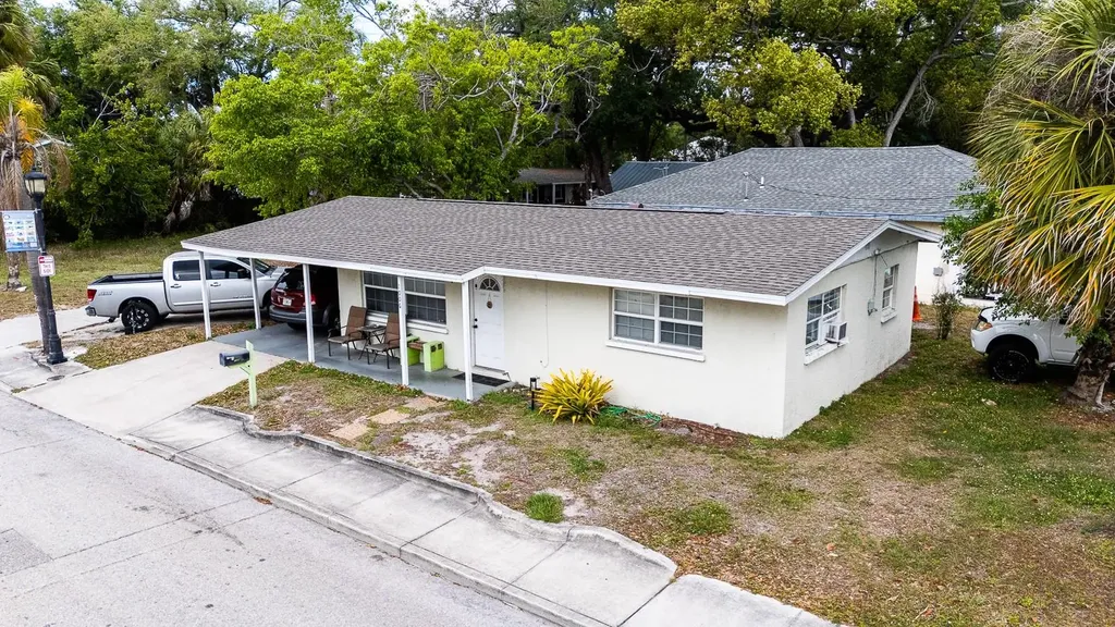 1006 12th Avenue W Bradenton FL 34205
