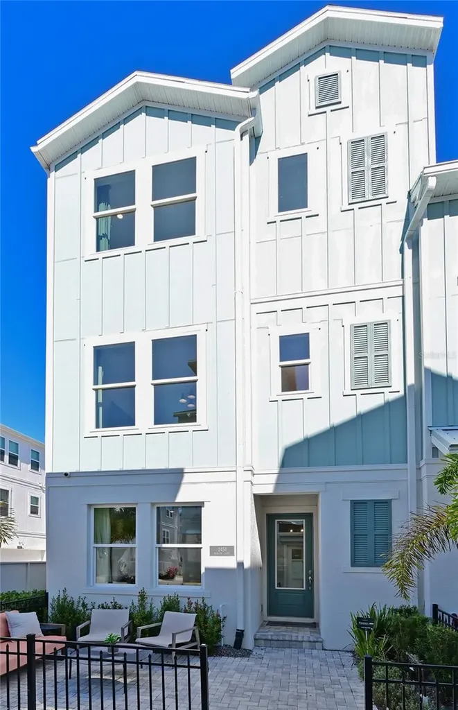2451 Mangum Court Sarasota FL 34237