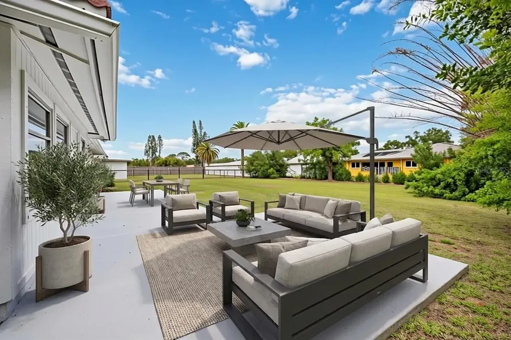 2501 Cass Street Sarasota FL 34231