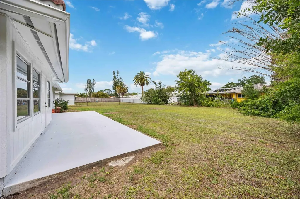 2501 Cass Street Sarasota FL 34231