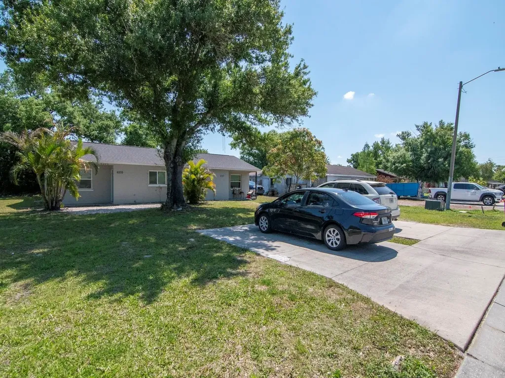 1211 62nd Avenue E Bradenton FL 34203