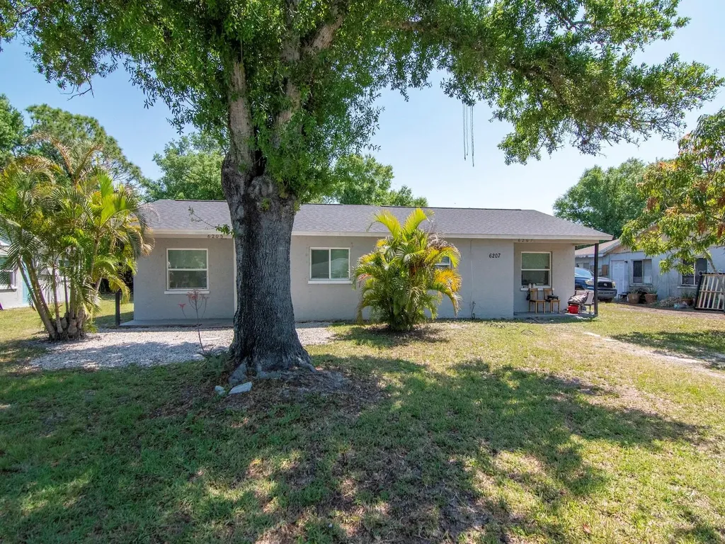 1211 62nd Avenue E Bradenton FL 34203