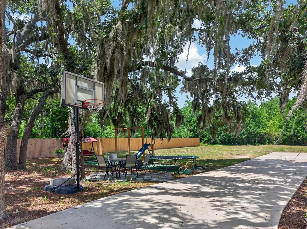 692 Howard Road Auburndale FL 33823