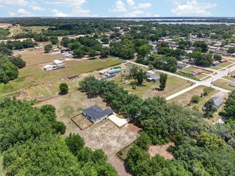 692 Howard Road Auburndale FL 33823