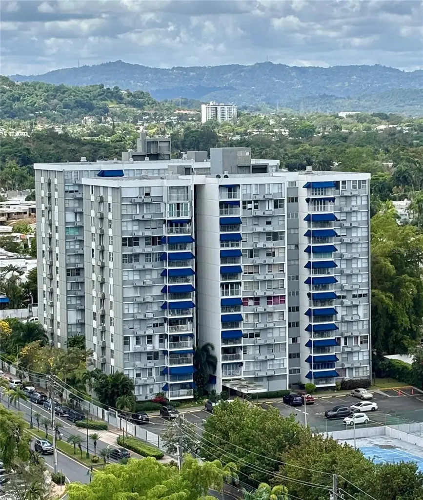 1248 Avenue Luis Vigoreaux Guaynabo PR 00966