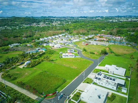 E-2 S Calle Reina Mora Toa Alta PR 00953