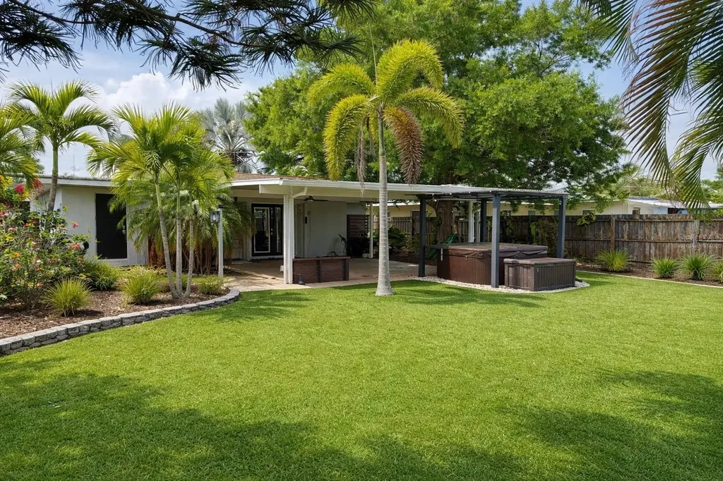 9045 3rd Street N St Petersburg FL 33702