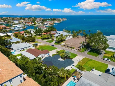4618 Bayshore Boulevard NE St Petersburg FL 33703