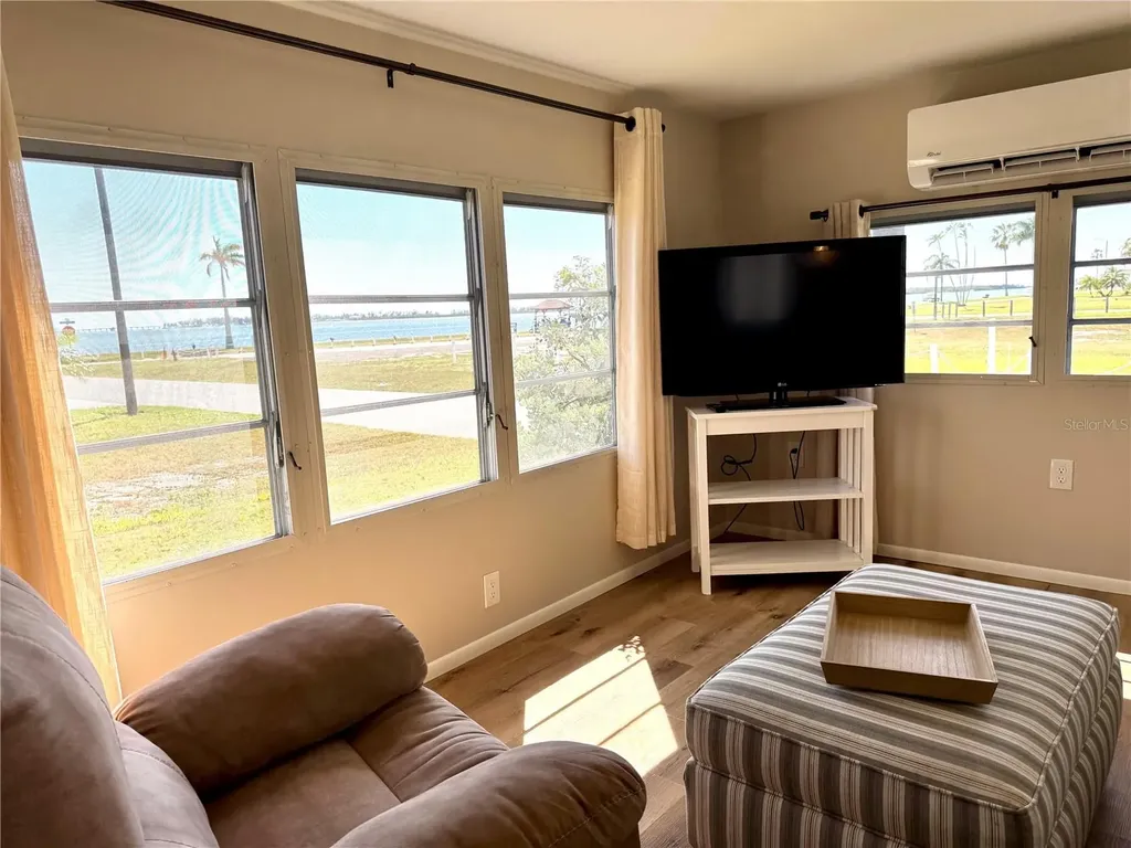8 6th Street Bradenton FL 34210