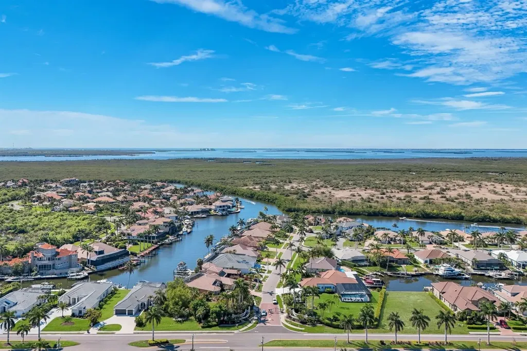 2022 El Dorado Parkway W Cape Coral FL 33914
