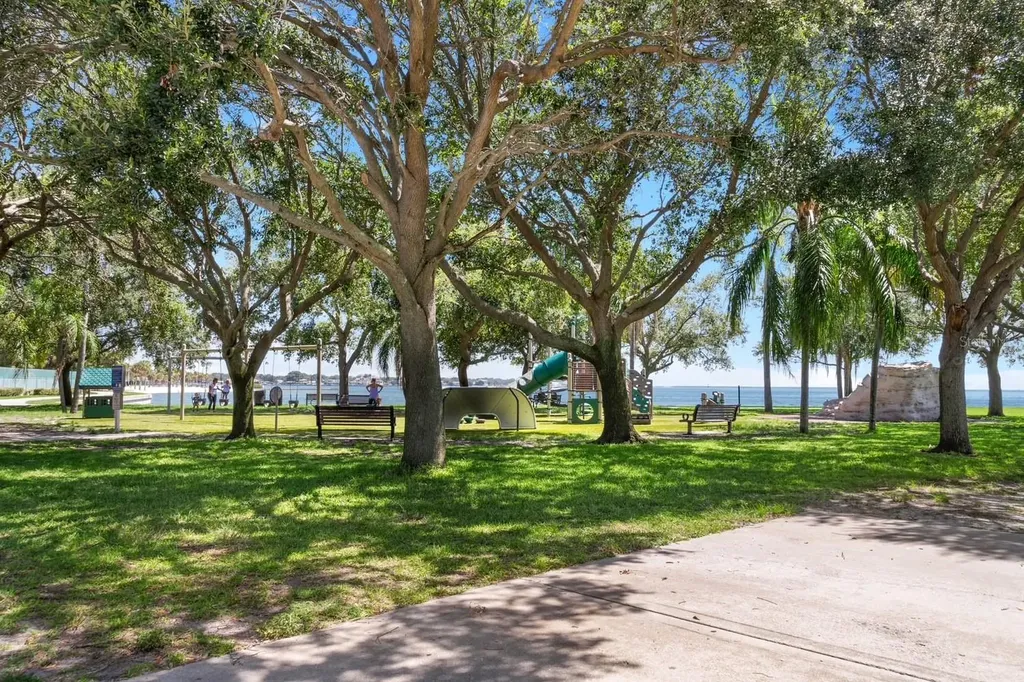 606 12th Avenue NE St Petersburg FL 33701
