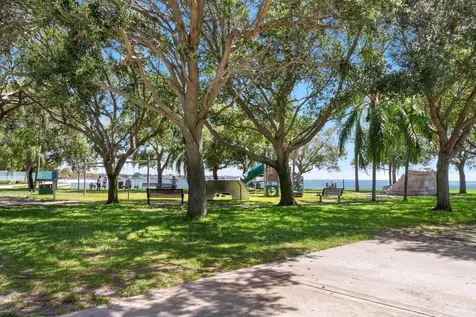 606 12th Avenue NE St Petersburg FL 33701