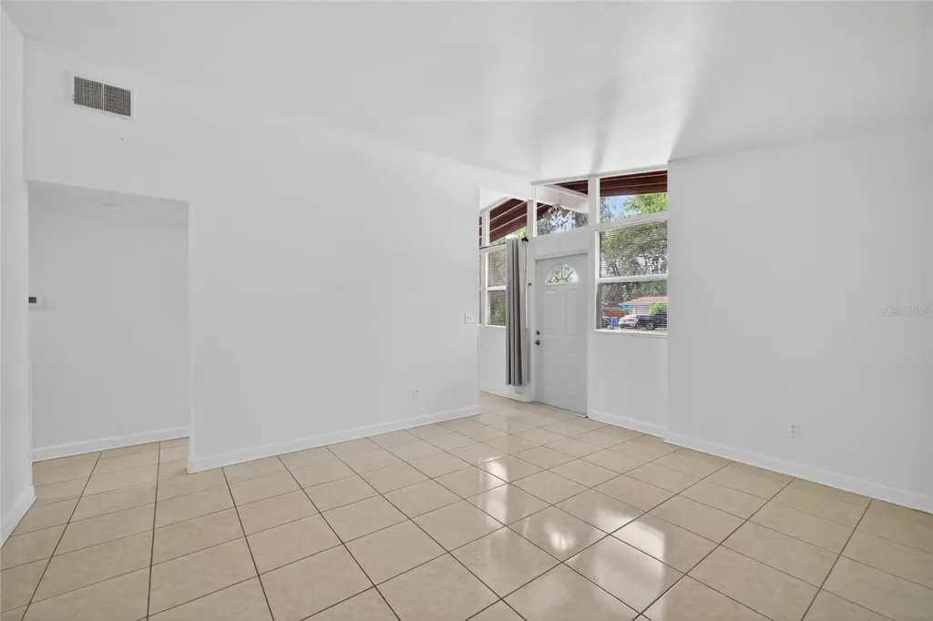 924 Lakewood Avenue Tampa FL 33613