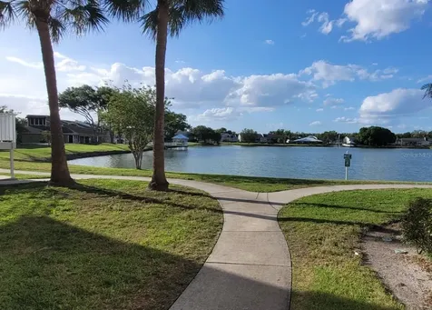 302 Lake Parsons Green Brandon FL 33511