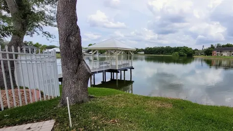 302 Lake Parsons Green Brandon FL 33511