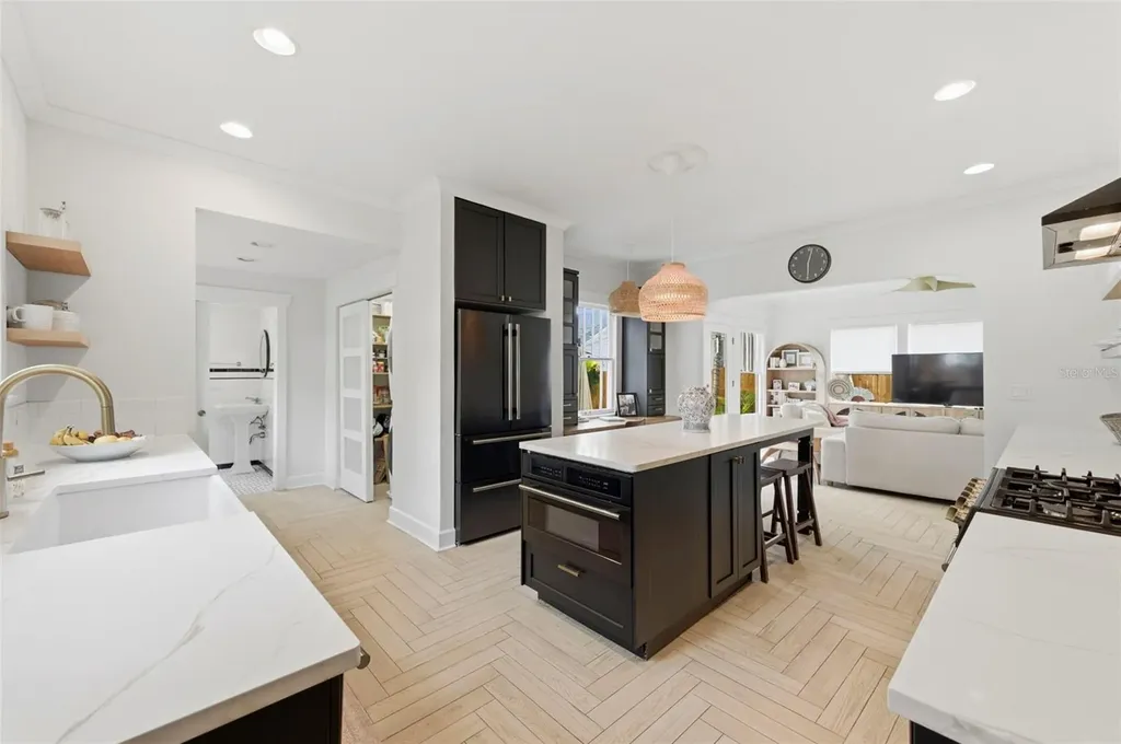 816 16th Avenue NE St Petersburg FL 33704