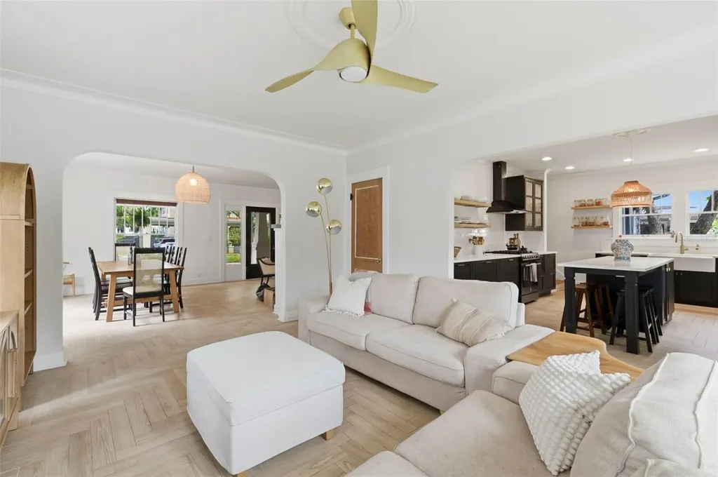 816 16th Avenue NE St Petersburg FL 33704