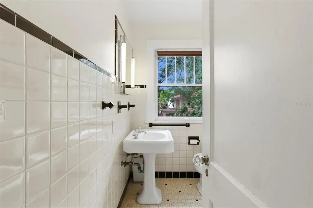 816 16th Avenue NE St Petersburg FL 33704