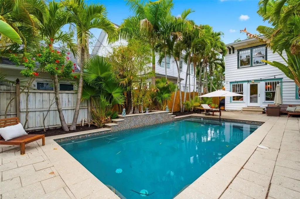 816 16th Avenue NE St Petersburg FL 33704
