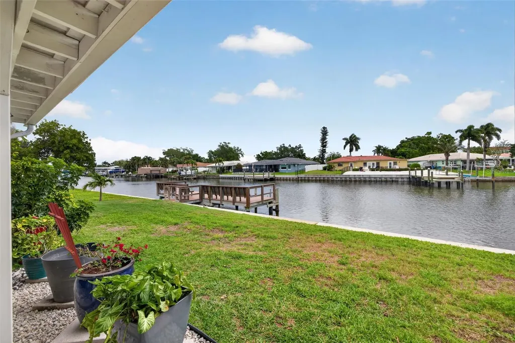 6537 Cape Hatteras Way NE St Petersburg FL 33702