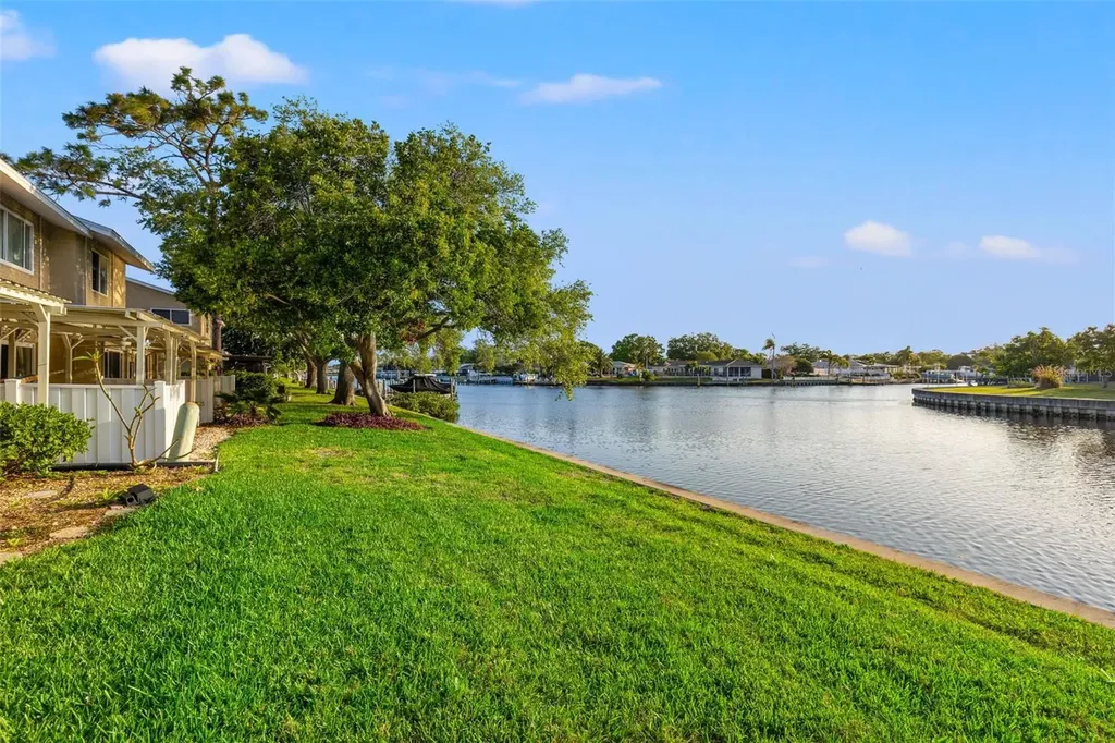 6537 Cape Hatteras Way NE St Petersburg FL 33702