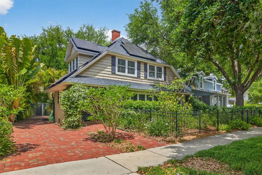 2318 Woodlawn Circle E St Petersburg FL 33704