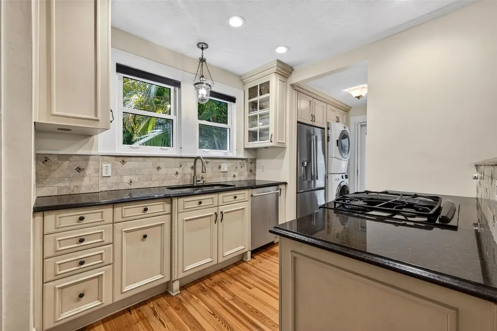 2318 Woodlawn Circle E St Petersburg FL 33704