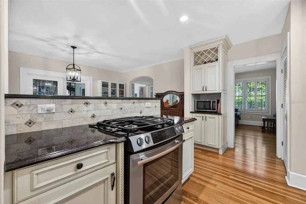 2318 Woodlawn Circle E St Petersburg FL 33704