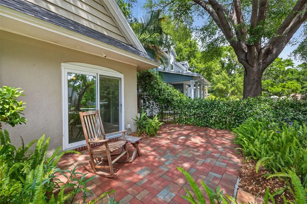 2318 Woodlawn Circle E St Petersburg FL 33704
