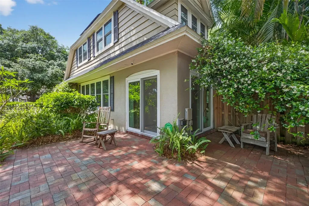 2318 Woodlawn Circle E St Petersburg FL 33704