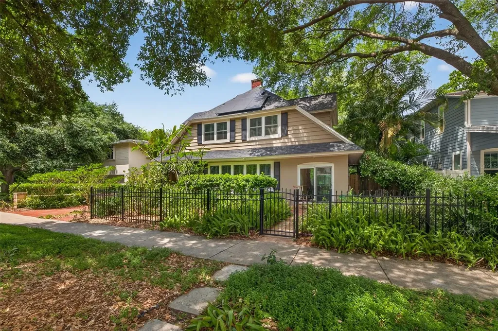 2318 Woodlawn Circle E St Petersburg FL 33704